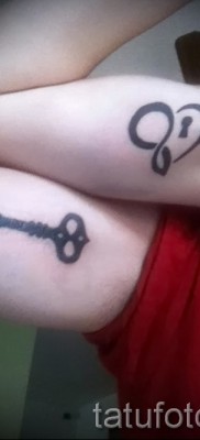 Пример за заключване на татуировка и ключова снимка - на горната част на ръката