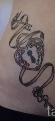 Пример за снимка на татуировка с ключалка - отстрани - долната част на корема