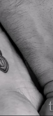 Пример за снимка на татуировка с ключалка - малки рисунки на китките за двойка