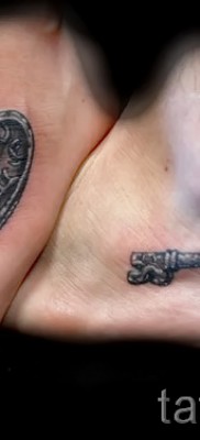 Пример за заключване на татуировка и ключова снимка - в долната част на краката за двойка