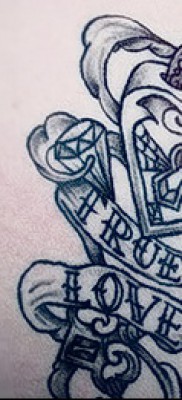 Пример за заключване на татуировка и ключова снимка - в долната част на корема на младо момиче