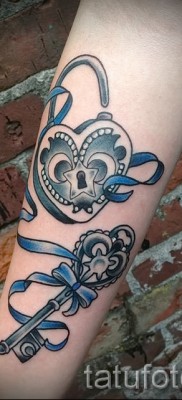 Пример за снимка на татуировка с ключалка и ключ - версия с панделка на ръката на момичето