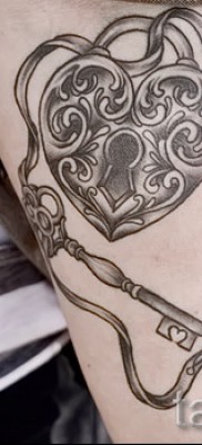 Пример за снимка на татуировка с ключалка - опция на завоя на ръката