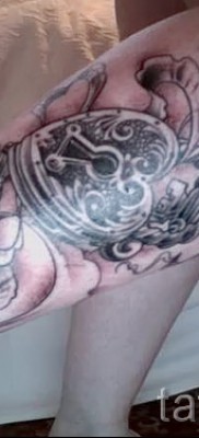 Пример за снимка на татуировка с ключалка - татуировка с голям крак