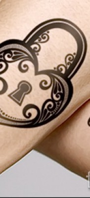 Две ръце - ключалка за татуировка и примерна снимка с ключ