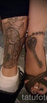 Пример за снимка на татуировка с ключалка - в долната част на краката на мъж и жена