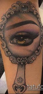 A tetováló tükör # 807 a minta klassz változata, amely jól használható átalakítására és tükrös tetoválásként a hátlapra