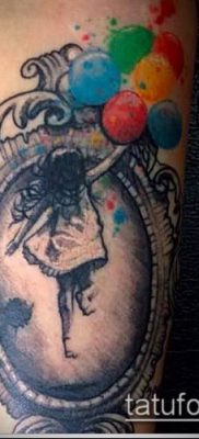 №666 tetováló tükör - a kép hűvös változata, amely sikeresen használható a karon lévő tükör feldolgozására és tetoválásként történő alkalmazására