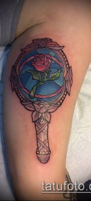 A tetováló tükör # 342 a minta klassz változata, amely sikeresen használható a tükör átalakítására és felhelyezésére a karra tetoválásként