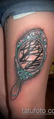 29 -es tetováló tükör - a kép hűvös változata, amely sikeresen használható revízióhoz és tetoválásként a tükrös combhoz