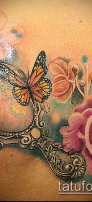 A tetováló tükör # 219 a minta méltó változata, amely könnyen használható feldolgozásra és tükrös tetoválásként a lábra