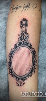 76. számú tetováló tükör - a kép hűvös változata, amely könnyen használható felülvizsgálathoz és tükör tetoválás homokóraként való alkalmazáshoz