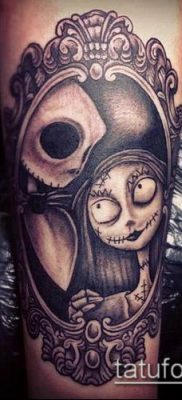 A tetováló tükör # 809 a minta klassz változata, amely jól használható egy régi iskola tükrének véglegesítésére és tetoválásként történő alkalmazására