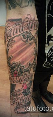 A 175 -ös tetováló tükör a rajz méltó változata, amely sikeresen használható revízióhoz és tükröt a combra tetoválásként felhelyezni