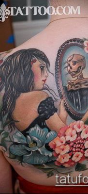 A tetováló tükör # 876 a minta klassz változata, amely sikeresen használható feldolgozásra és tetoválásra a tükör hátoldalán