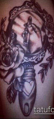 A tetováló tükör # 871 a minta klassz változata, amely sikeresen használható a homokóra megváltoztatására és tükrös tetoválásként történő alkalmazására