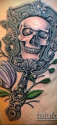 A # 207 tetováló tükör a minta klassz változata, amely sikeresen használható a tükör feldolgozására és felhelyezésére a lábára tetoválásként