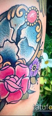 A tetováló tükör # 748 a minta egyedi változata, amely sikeresen használható felülvizsgálatra és alkalmazásra, mint a lélek tükre tetoválásként