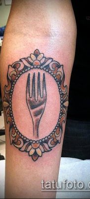 A tetováló tükör # 289 a minta érdekes változata, amely könnyen használható a rózsás tükör átalakítására és felhelyezésére tetoválásként