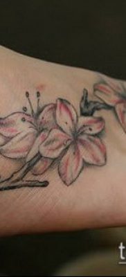 татуировка жасмин # 766 е интересна версия на модела, който може да се използва добре за обработка и нанасяне като жасминова татуировка на китката