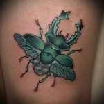gyönyörű tetoválás zöld bogárral