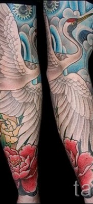 Пример за фото татуировка с кран с цветя и синьо небе - вариант на ръкава на цялата ръка
