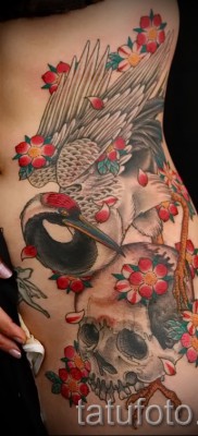 Пример за снимка на татуировка с кран и татуировка отстрани - бедро и седалище за момичета