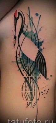 Пример за снимка на татуировка с кран - стилна татуировка отстрани на младо момиче