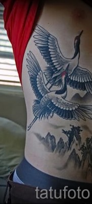 пример за татуировка с кран - работа отстрани и корем на човек