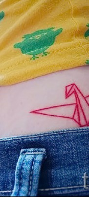 пример за снимка на татуировка на кран - хартиени линии - отстрани и бедрото на момичето