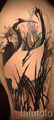 Пример за снимка на татуировка с кран - готина татуировка на дясното рамо на мъж