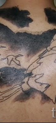 пример за татуировка на кран - кранове в тъмното небе - татуировка на гърба