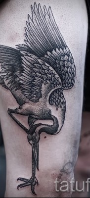 пример за снимка на татуировка с кран - версия с птица, застанала на единия крак - приложена към крака за мъж