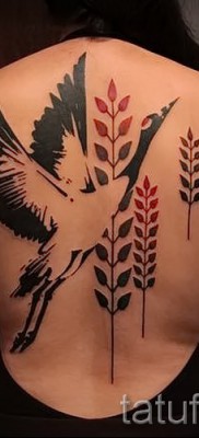 Пример за снимка на татуировка с кран - версия с житни колоски - татуировка на гърба на момиче - голяма рисунка