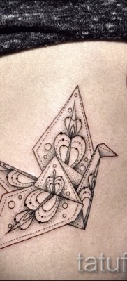 Пример за снимка на татуировка с кран - опция под полата на момиче