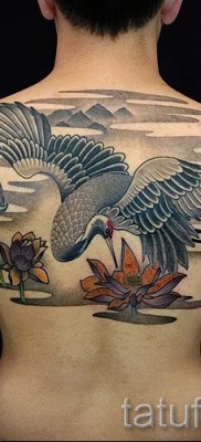 Пример за снимка на татуировка с кран - опция на гърба за мъж