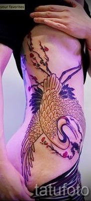 Пример за снимка на татуировка с кран - опция отстрани и отдолу на момичето