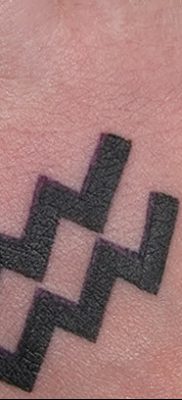 fotó tetováló jel a Vízöntő horoszkópból 2017.10.21 -től №012 - a Vízöntő állatöv tetováló jele