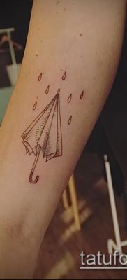 fotó egy esernyő tetoválásról (jelentése) - példa egy érdekes tetoválási rajzra - 012