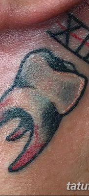 fotó egy fogtetoválásról, kelte: 2017.09.13. №105 - tetovált fog -