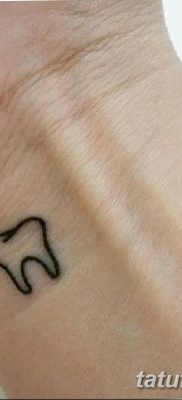 fotó egy fogtetoválásról, kelte: 2017.09.13. №019 - tetovált fog -