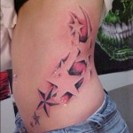 nagy tetoválás csillagokkal a bordákon