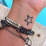 kis csillag tetoválás a csuklóján