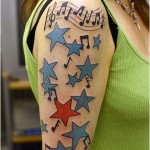 jegyzetek és csillagok tetoválása a karon