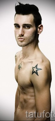 Egy csillag egy srác kulcscsontján - példa egy tetoválófotóra