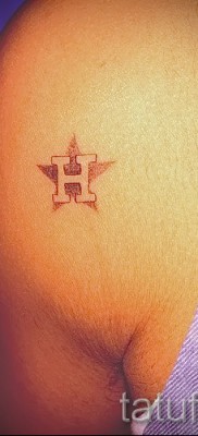 Fotó a csillag tetoválásról a kulcscsonton - példa az 17122015 23. számból