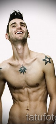 Férfi kulcscsont tetoválás - példa a fotón