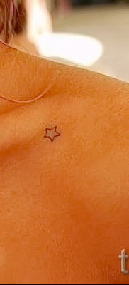 Fotó a csillag tetoválásról a kulcscsonton - példa 17122015 -ös számból