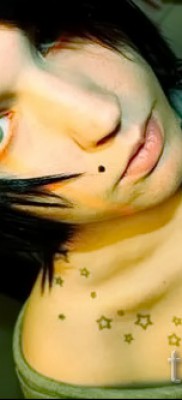 Fotó a csillag tetoválásról a kulcscsonton - példa 17122015 5. számból
