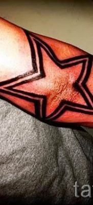 Fotó a csillag tetoválásról a könyökön a tetoválás tervezéséről szóló cikkhez - tatufoto.ru - 4